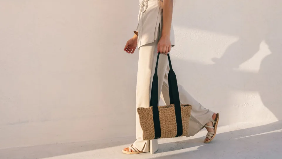 Sommerlook mit Korbtasche und Riemchensandalen