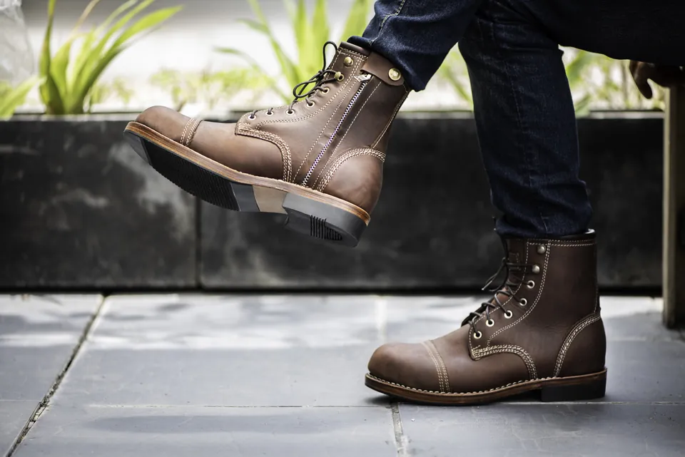 Braune Schnürboots zur Jeans