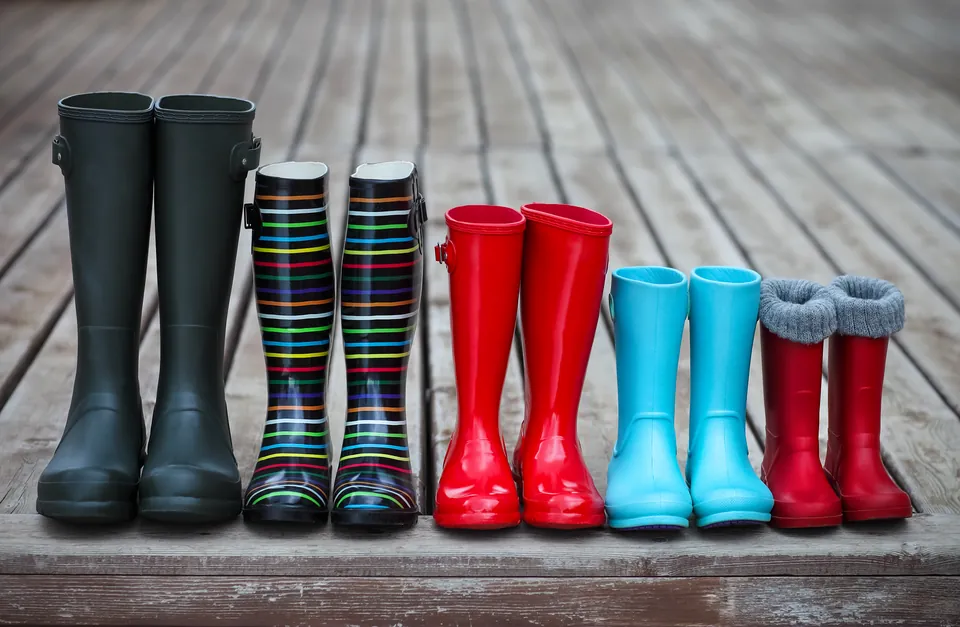 Bunte Gummistiefel der ganzen Familie in einer Reihe