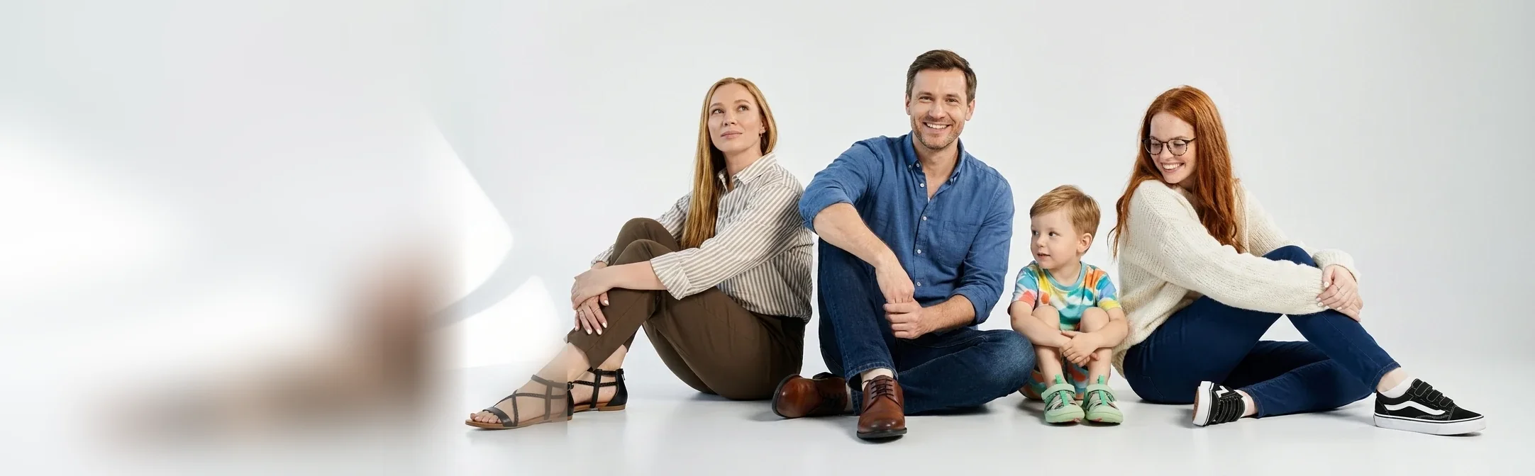 Familie mit Kind und Teenager in Alltagsschuhen – Schuhe für die ganze Familie